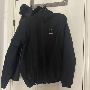 Haglöfs jacka - Använd Max 2-3 gånger Storleken är M men den passar som S, Pris kan diskuteras 