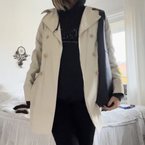 Trenchcoat  - Höst rensning🍂🍁 säljer allt som inte kommit till användning på ett tag. 