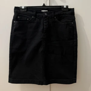 Jeanskjol - Svart enkel jeanskjol. Märke- Newhouse