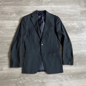 These glory days kostym - These glory days kostym från butiken Volt. Använt ca 3 gånger. Byxorna är mer använda men fortfarande fint skick. Jag är 170 cm. Storlek 46 men kostymen är profisionellt skräddarsytt på ärm längd och ben. Skriv dm för mått.