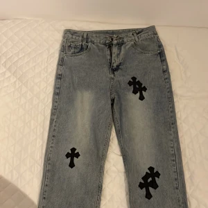 Chromehearts levis jeans - Chromehearts jeans köpt för ca 1 år sen aldrig använt pga storlek så känner det är dags att sälja