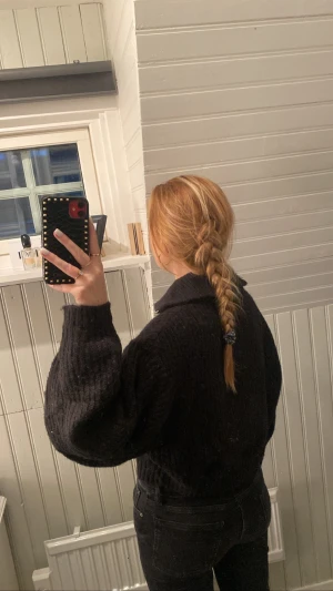 Stickad tröja med dragkedja - Säljer min svarta stickade tröja med dragkedja då jag inte använder den längre. Den har börjat nopprat sig lite vid armarna, men de kan man man bara klippa bort om man skulle vilja de. Skriv om ni vill ha fler bilder. Stl L men passar om man har mindre 