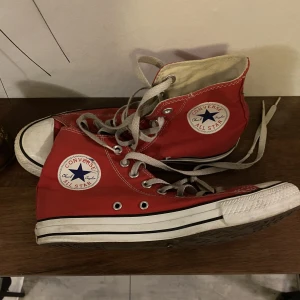 Converse - säljer röda jättefina converse❤️ Behövs nya skosnören då dom som är på nu är trasiga❤️