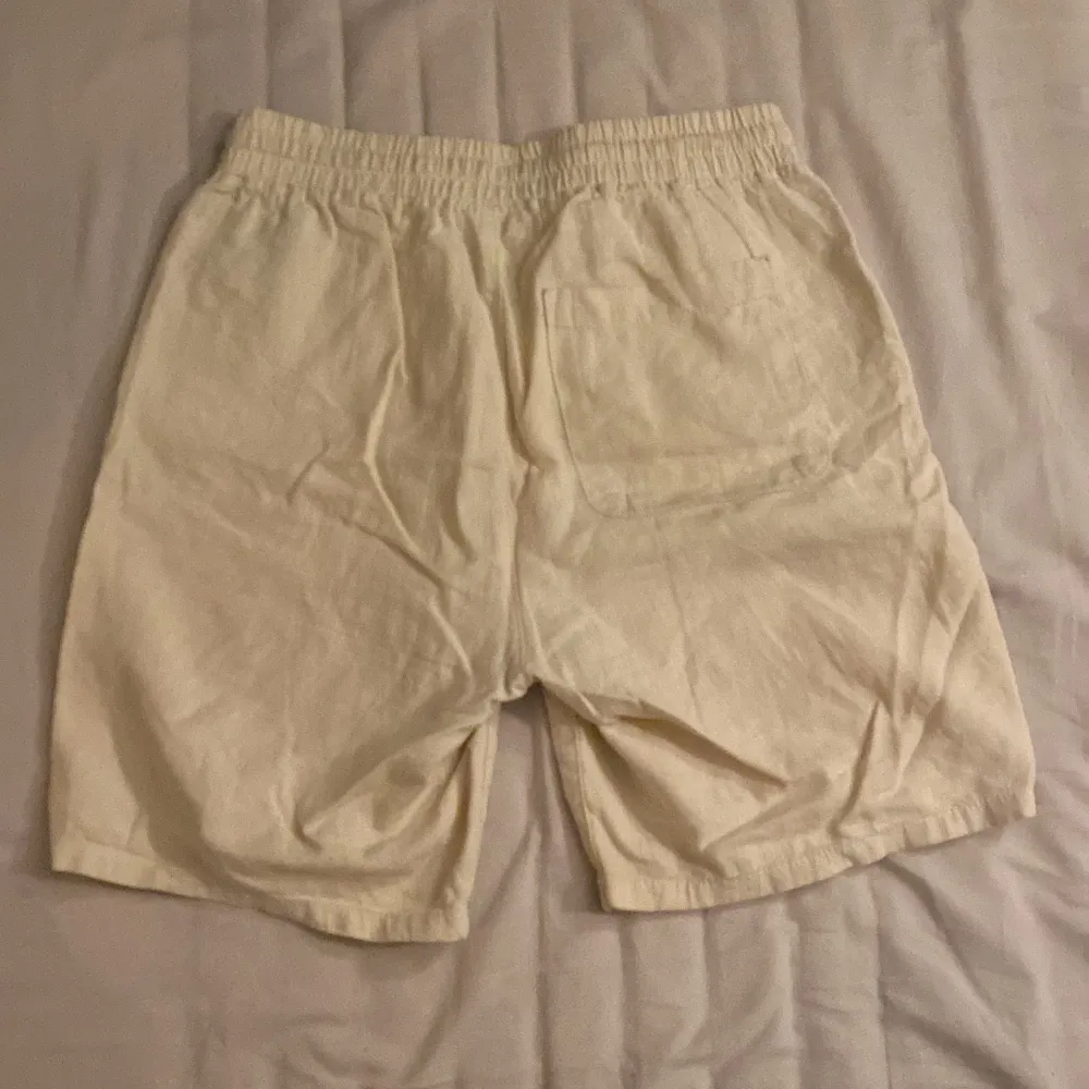 Jag säljer de här linne shortsen då jag inte använder dom längre. Shorts.
