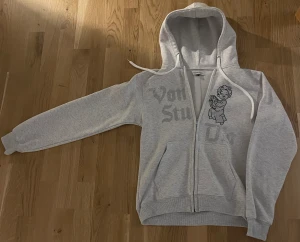 Vonstudio zipp hoodie - Säljer en snygg Vonstudio zipp hoodie som är oanvänd och den är i bra skick 10/10. Priset går att diskuteras vid snabb affär. 