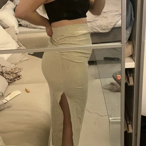Beige linnekjol Zara - Beige linnekjol med slits från Zara. Nyskick.