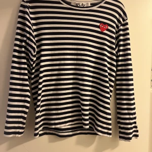 Tröja från comme de garcons  - Mycket bra skick. Inte alls sliten. Nypris ligger på runt 900 kr. Strl s men passar som xs 