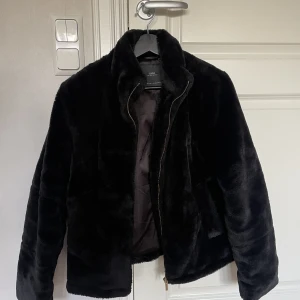 Pälsjacka i fakepäls  - Så fin och skön fakepälsjacka från Zara. I storlek S och har inte kommit till så mycket användning så är i bra skick. Perfekt till hösten och vintern! Frakt tillkommer💕🌸🫶🫶