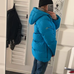 Tuxer vinter jacka - Super snygg oversized Tuxer jacka! Den är jätte varm och skön på vintern och endast använd 4-5 gånger! Den är äkta. Modellen är rätt så lik den populära fjällräven jackan med fickorna och snörena. Storlek xs. Säljer för 2000, nypris 3000 (kan diskuteras)💕