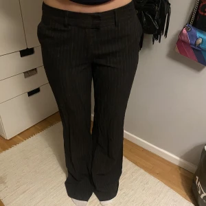 Jättefina lowwaist kostymbyxor  - Jättefina lågmidjade kostymbyxor, svarta och vit randiga. Märket är Marie Philippe!