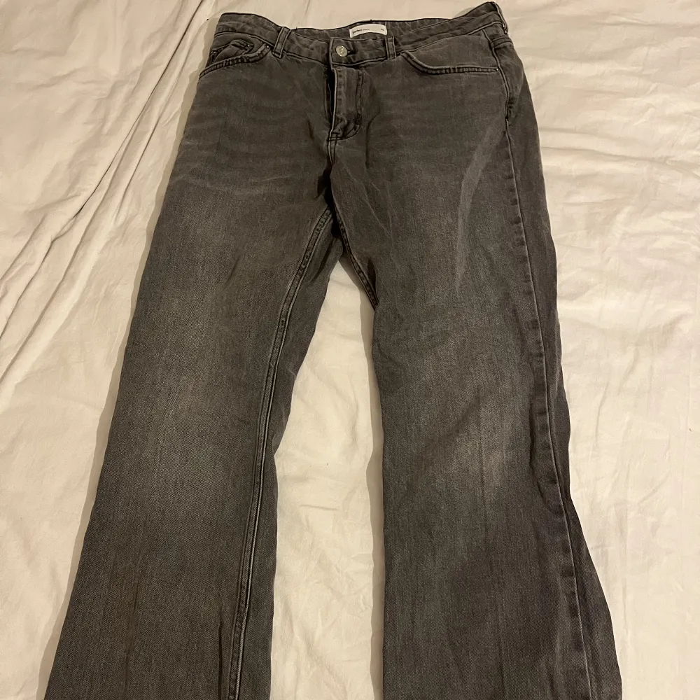 Ett par gråa jeans från Ginatricot i storlek 42 men otroligt små i storleken. Helt i nyskick. Pris är diskuterbart!. Jeans & Byxor.