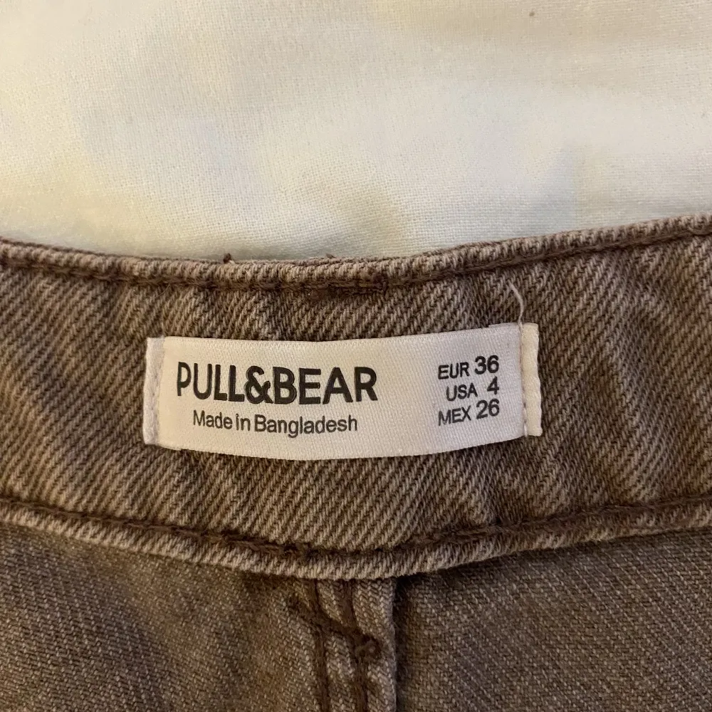Bruna super snygga utvidga jeans från pull & bear! Aldrig använda och är då i nyskick. Pris kan diskuteras, köparen står för frakt💕. Jeans & Byxor.