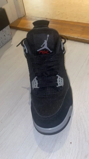 Jordan 4 black canvas - Jag säljer mina 4or för att dom inte passar min stil har använt dom 1 gång  Det finns box med skorna 