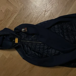 Parajumper cargo jacket - En blå parajumper jacka,  använd Max 5 gånger! 