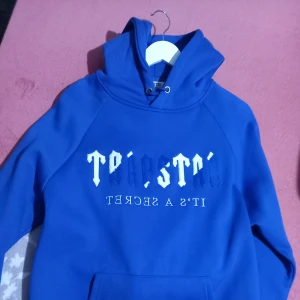 Trapstar Tracksuit blå  - Den är helt ny har aldrig använt det eftersom jag giööar nt den länge och nu vill jag ba sälja den.  Storlek M  