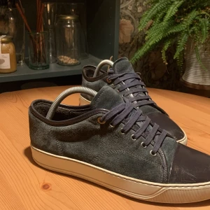 Lanvins - Tja! Säljer dessa fina men använda lanvins i storlek uk 6! Passar allt från 40-42 lite små för mig! Har strl 42 men sköna ändå Mochan e tyvär missfärgad därför priset. Pruta gärna, Vid snabb affär går dom att släppas billigare.  Hör av er av minsta fråga!