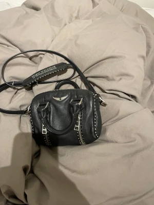Zadig & Voltaire sunny väska - Säljer min nano Zadig sunny bag, jag har kvittot och dustbagen, den har inga defekter, säljer då den Tyvär inte kommer till använding❤️BYTER INTE❤️