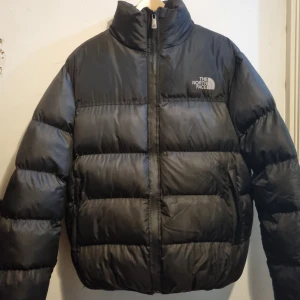 The north face puffer jacket 700 - Storlek S. Perfekt skick. Använd några gånger bara. Köpt för 2500kr. Absolut inga fel. Säljer för att storleken är för stor. Priset kan ändras. Skicka för mer bilder eller info.