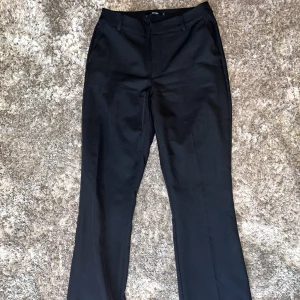 Kostymbyxor Bikbok - Svarta kostymbyxor i Stl 40, nästan aldrig använda