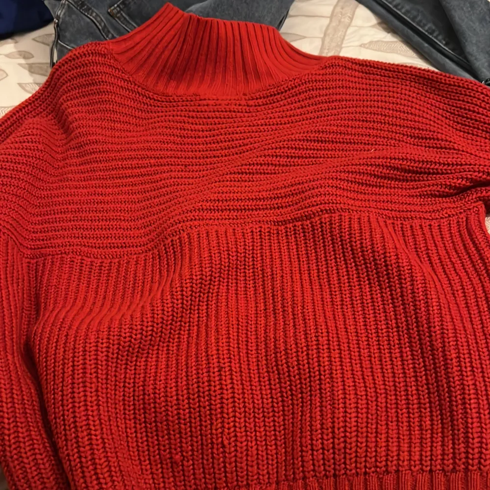 Jätte fin röd stickad tröja i storlek S . Tröjor & Koftor.