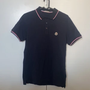 Moncler Piké  - Säljer min Moncler piké pga att den är lite för lång. Påse och tags medföljer, den har nfc Scan. Kom priv för mer bilder! Passar folk som är 170-175 skulle jag säga! Skick 9,5/10  Priset är ej hugget i sten!