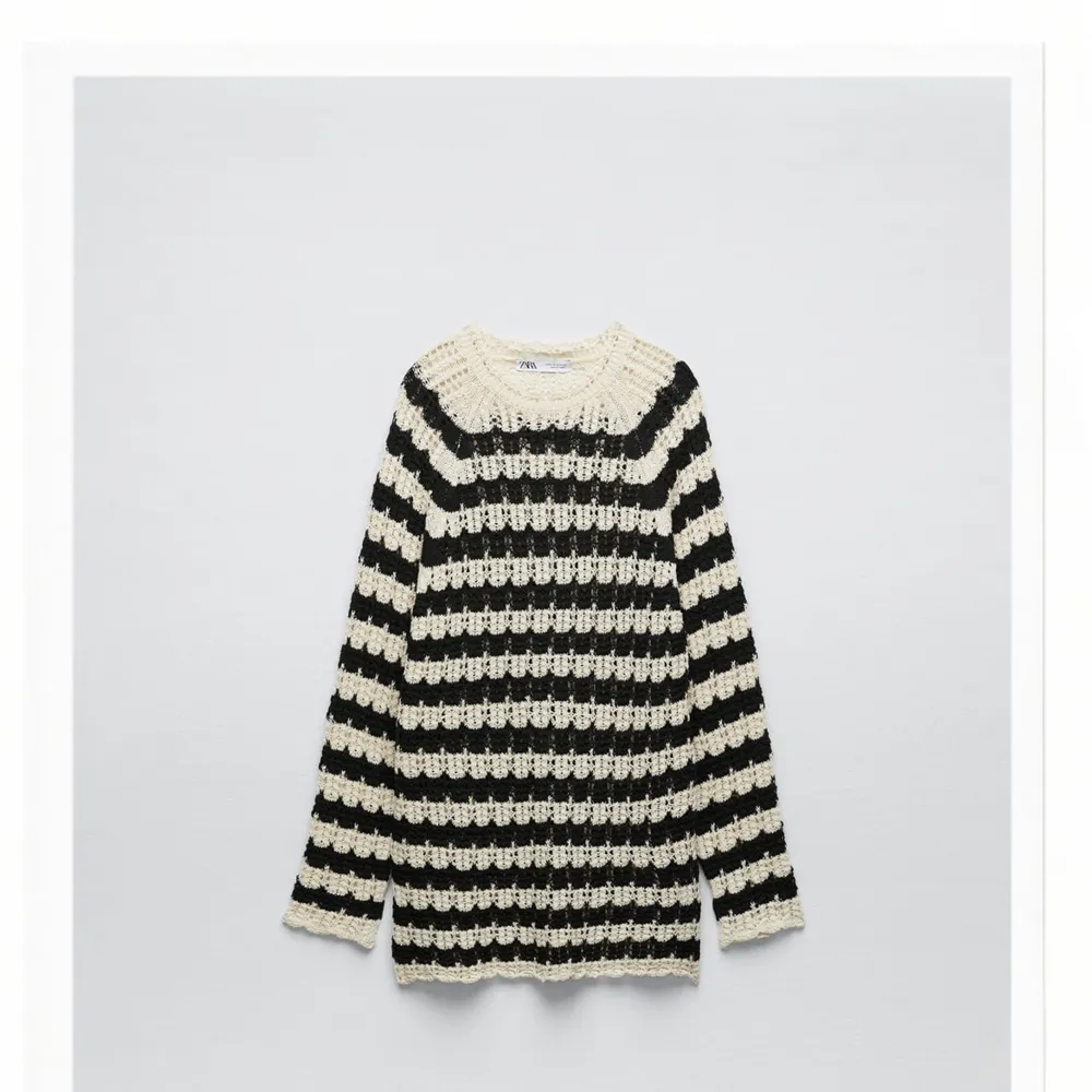 Säljer denna stickade klänning/kofta från Zara, perfekt till hösten🤎🤎använd en gång. Tröjor & Koftor.