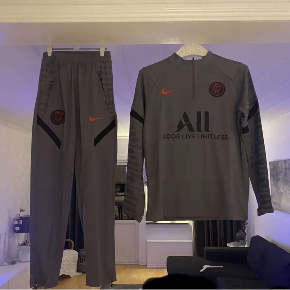 Hej, säljer nu min riktigt fina PSG-Tracksuit. Den är aldrig använd och taggen sitter kvar. Perfekt nu när det är höst/vinter. Den passar för både killar och tjejer. Kan användas vid många tillfällen såsom träning eller som hoodie/byxor.Skriv för frågor. Hoodies.