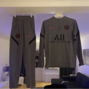 PSG-Tracksuit - Hej, säljer nu min riktigt fina PSG-Tracksuit. Den är aldrig använd och taggen sitter kvar. Perfekt nu när det är höst/vinter. Den passar för både killar och tjejer. Kan användas vid många tillfällen såsom träning eller som hoodie/byxor.Skriv för frågor