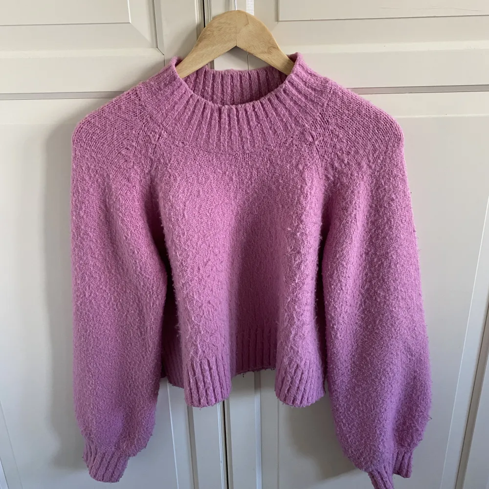 Säljer min rosa stickad tröja från GinaTricot! Bra skick, storlek 158. Mitt pris: 100kr! Skriv om du har någon fråga eller vill ha fler bilder! ✨. Stickat.