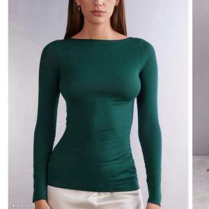 Säljer dessa två intimissimi tröjor i storlek S, skriv om du är intresserad av båda eller någon av de🥳200kr st (DEN GRÖNA ÄR NU SÅLD)