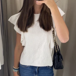 Zara topp🤍 - Superfin topp från zara! Sparsamt använd men bra skick, hör av er för fler bilder. Stl m men är liten i storleken💖