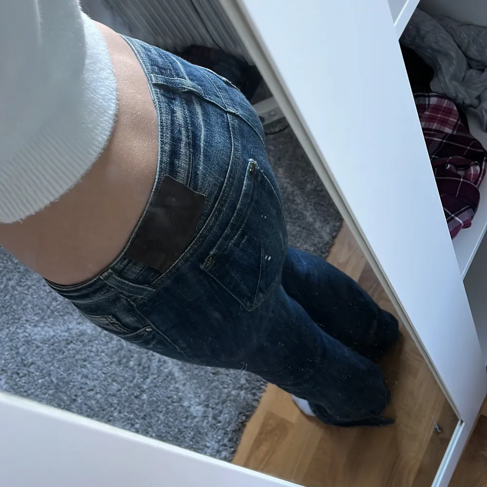 Säljer mina skiiit snygga jeans ifrån Armani jeans☺️ passar mig som har 36 men skulle oxå passa en 34💕 Jag är 161 och dem är lite långa på mig 💕Modell: Lågmidjade ☺️ Kan tänka mig sänka priset 💕💕. Jeans & Byxor.