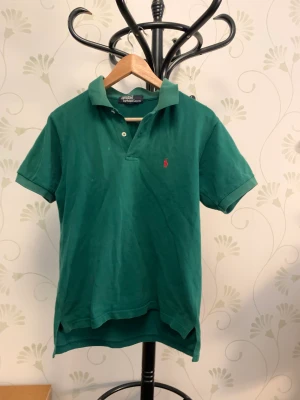 Ralph Lauren Piké - Väl använd ralph lauren piké. Alla tecken på användning är de som visas på bilderna. Storlek M.