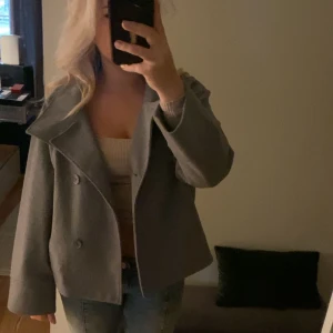 Slutsåld kappa ifrån gina - Grå slutsåld kappa ifrån Gina, använd 2 gånger