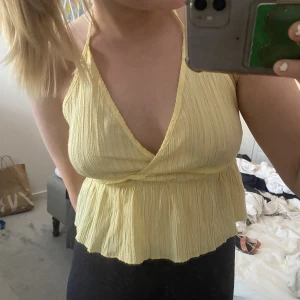 Topp - Gul snygg topp med öppen rygg, bra skick. Strl S, köparen står för frakten💓