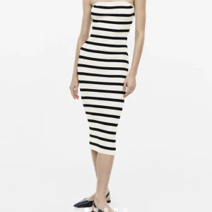 Randig klänning  - Säljer den här klänningen från hm som är slutsåld. I nyskick 💓