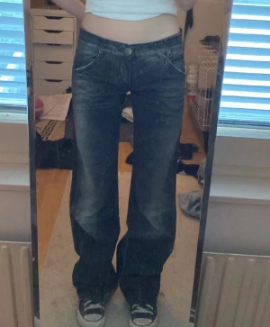 Lågmidjade jeans - Säljer ett par svinsnygga svarta lågmidjade jeans. Storlek 28, lite för långa på mej som är 165. Bilderna är från tjejen jag köpte dom ifrån, egna kan fixas.