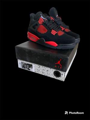 Säljer Jordans 4 red thunder oanvända  dom är nya 1400  snabb affär dom är ej äkta Crease skydd kommer med på köpet och stock x tag.