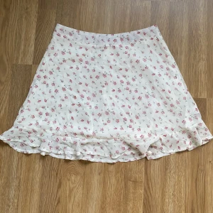 Kjol  - Gullig kjol i storlek s perfekt för sommaren 