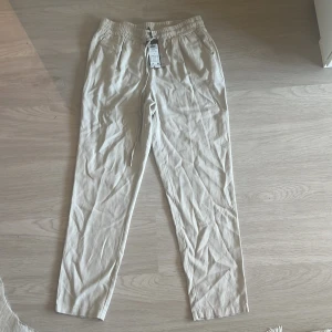 Linnebyxor (tighta) - Linnebyxor (tighta, lite som chinos) från Vero Moda, köpta för 300:- Strl M Aldrig använda 