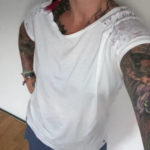 Vit spets t-shirt - Jätte söt vit t-shirt med spets på ryggen! 🤍Från Esprit.  Stl M. Passar både till fest och vardags! Tycker Esprit håller fin kvalite på sina kläder. Använd typ 1 kanske 2 ggr. Fint skick. 