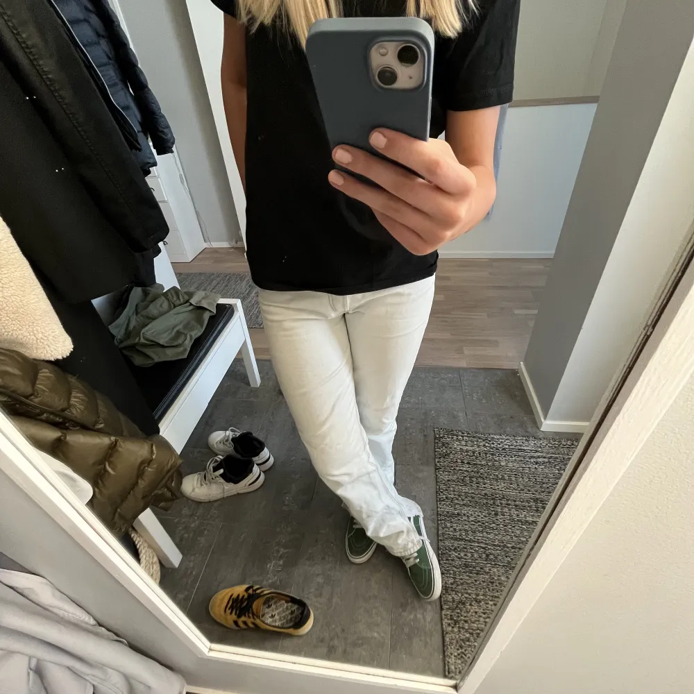 Fina jeans från zara!! Ljusa och passar jätte bra på sommarn. Köptes för 399kr och är i bra skick! Klippt slits där nere men de sitter bättre! Pris kan diskuteras!💗💗. Jeans & Byxor.