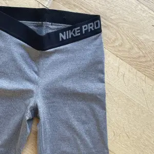 Ett par gråa träningstights från Nike