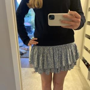 Kjol - En blå kjol från Sisters Point som jag har vikt upp! 💗Köpte för 600 kr!
