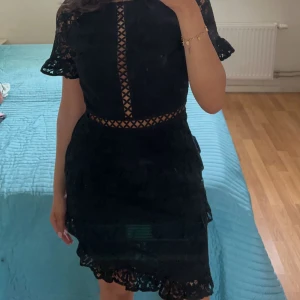 Festklänning  - En söt festklänning som endast är använd en gång. Storlek 34