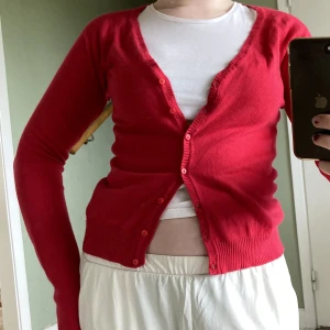 Zara kofta - Jättefin kofta från Zara! Perfekt nu till sommaren, den är i bra skick och pris kan diskuteras❤️