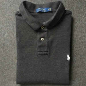 Ralph Lauren piké  - Nästan aldrig andvänd och väldigt snygg Ralph Lauren piké som säljs för ett bra pris köpt ifrån Ralph Laurens hemsida och skriv för minsta fråga👍🤩