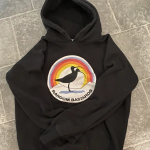 Svart hoodie med tryck - Storlek S, lite puffig