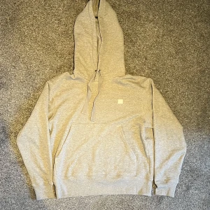 Acne studios hoodie - Acne studios ferris face hoodie som jag fick i present för ett par år sedan. Har använts kanske 6 gånger totalt och är så gott som ny. Nypris när den köpptes tror jag låg runt 2600.  Öppen för att förhandla!