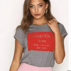 T-shirt från Calvin Klein instormande XS, använt två gånger, som ny. Nypris 500kr